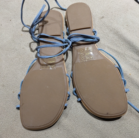 Size 8 call it spring saddles - Picture 2 of 3